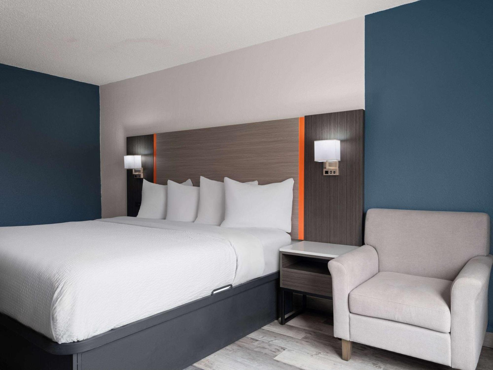 Baymont By Wyndham Indianapolis East Hotel Exterior photo