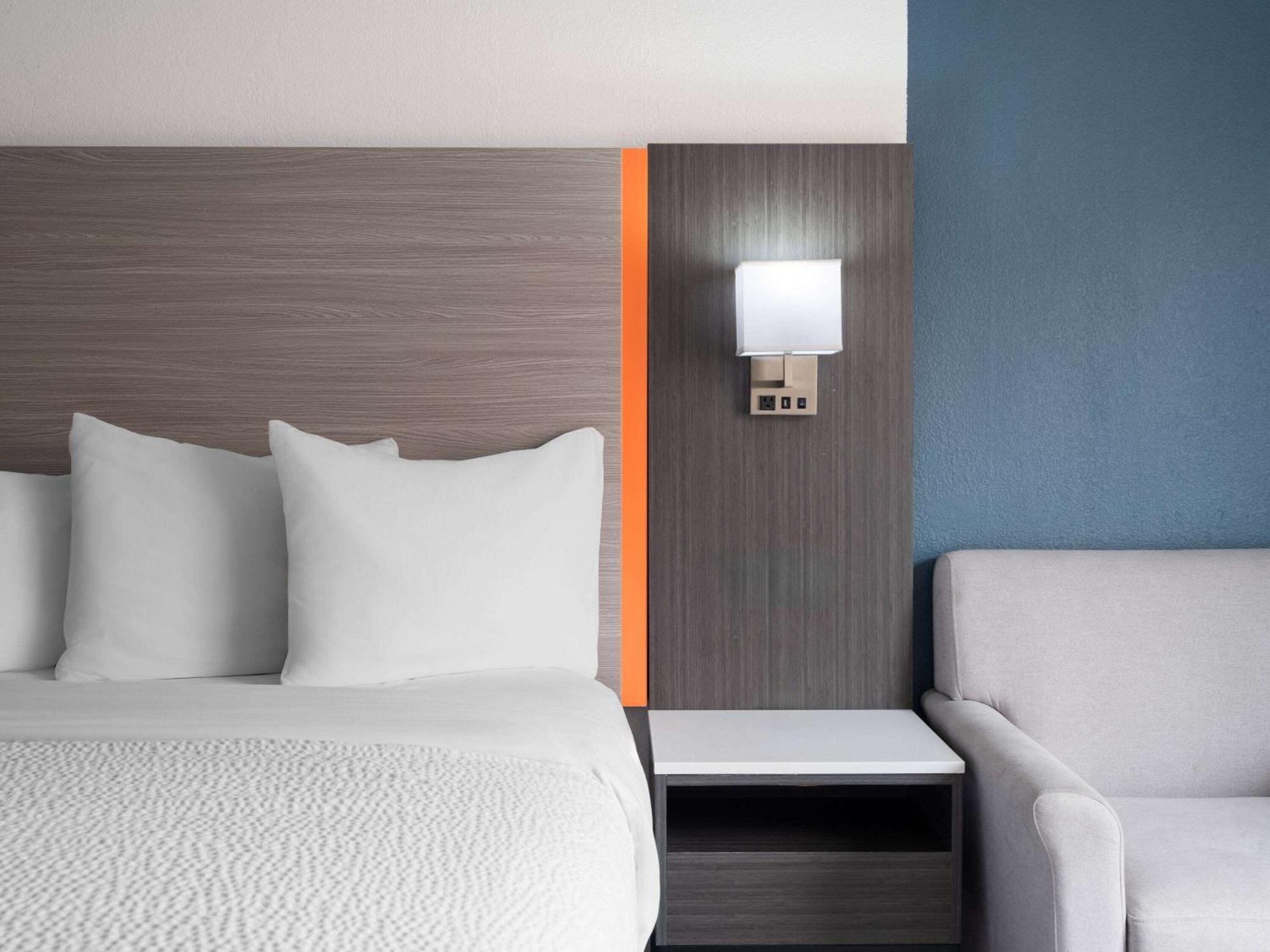 Baymont By Wyndham Indianapolis East Hotel Exterior photo