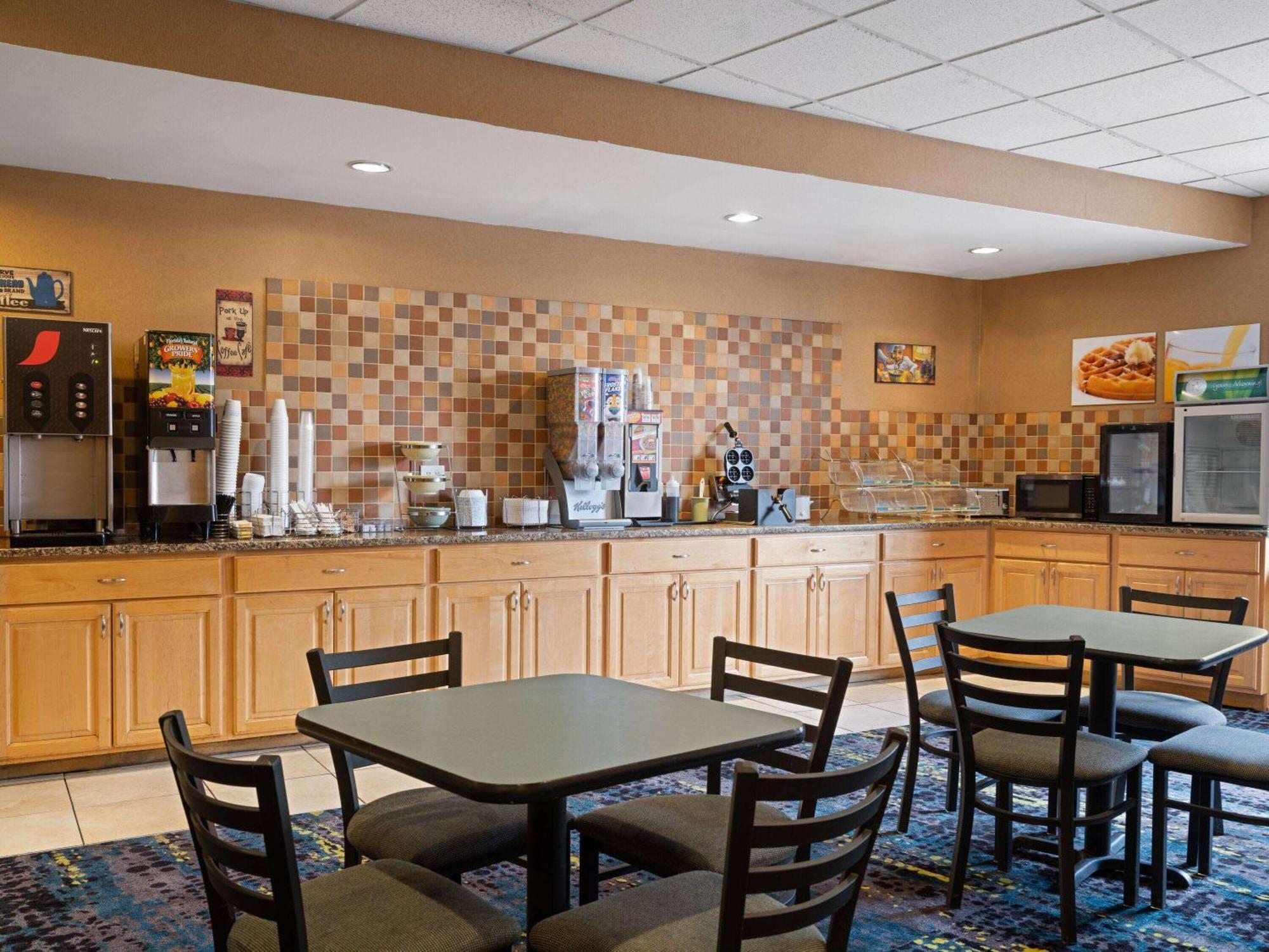 Baymont By Wyndham Indianapolis East Hotel Exterior photo