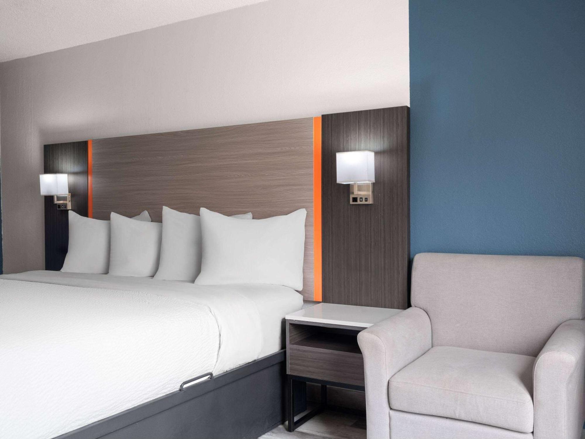 Baymont By Wyndham Indianapolis East Hotel Exterior photo