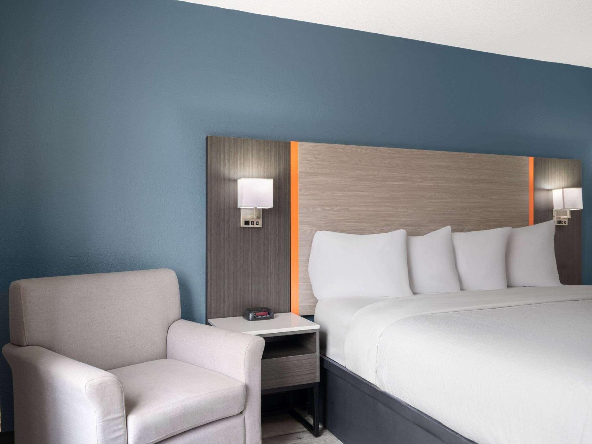 Baymont By Wyndham Indianapolis East Hotel Exterior photo