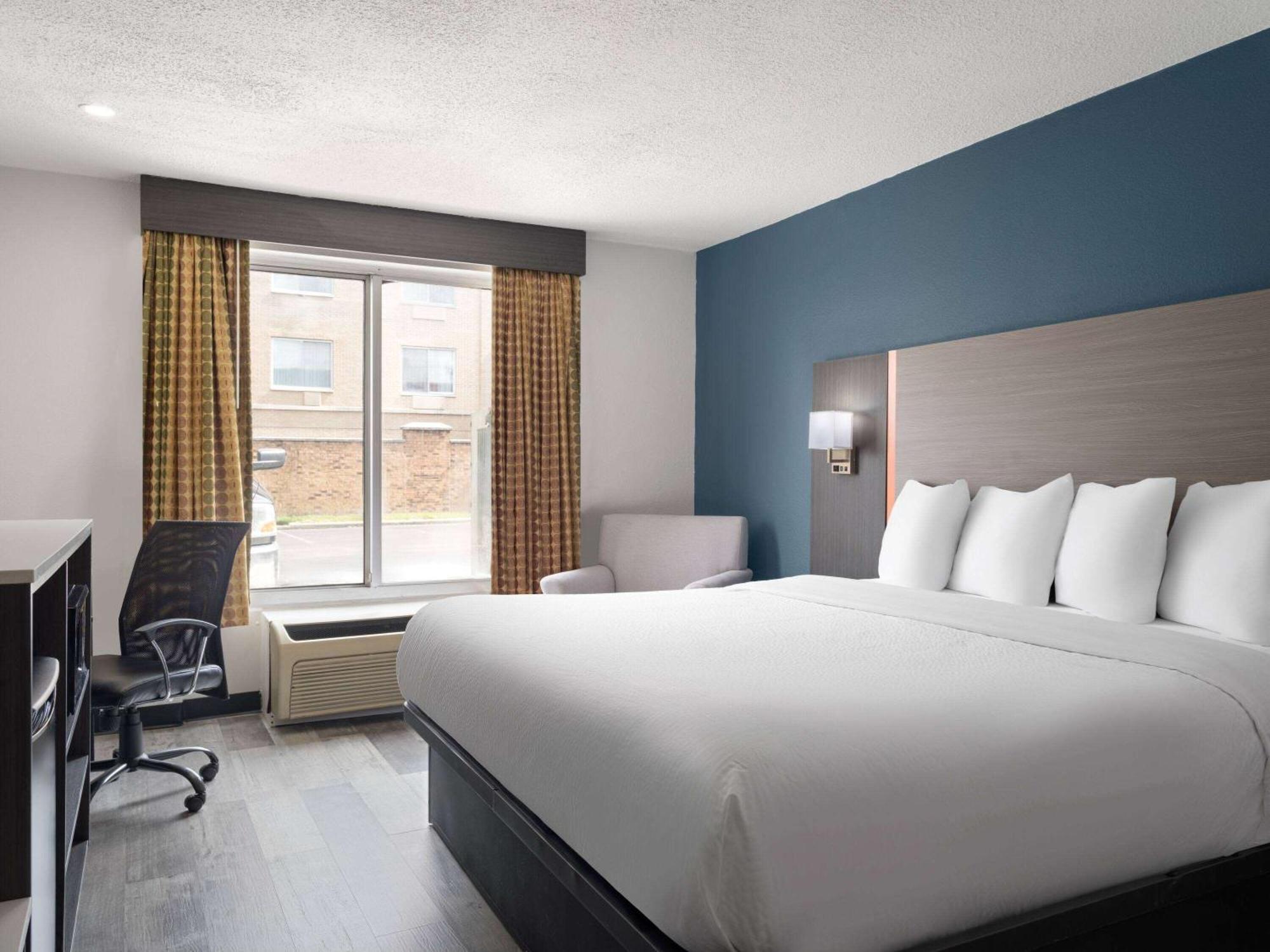 Baymont By Wyndham Indianapolis East Hotel Exterior photo